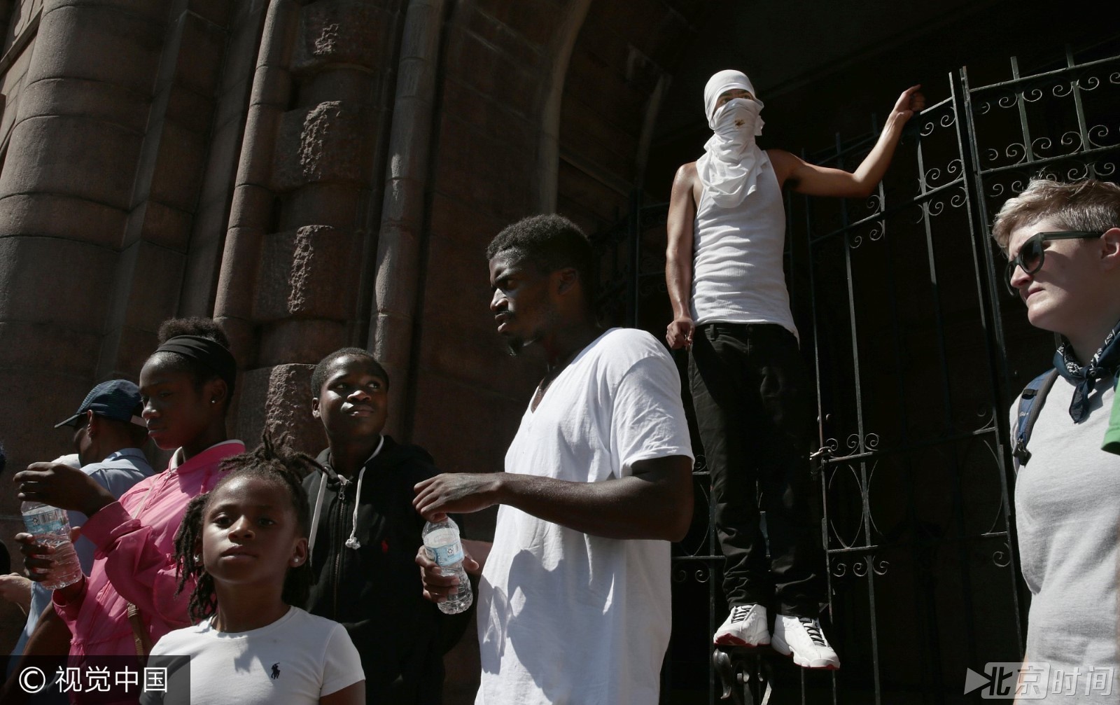 美国白人警察枪杀黑人判处无罪 数百群众上街