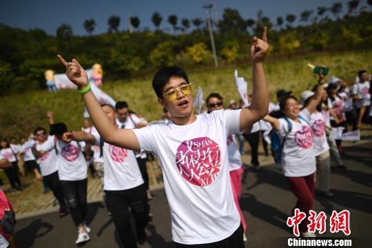 300余名志愿者“爱滋徒步”呼吁关注艾滋病群体