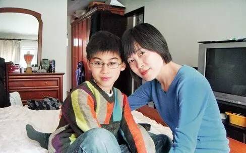她44岁患癌，央视主持人为她辞职，14岁儿子放弃重点中学陪她，如今痊愈，宛如奇迹