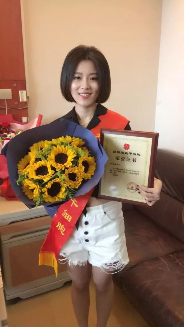 这个漂亮女孩为白血病男孩捐干细胞,手臂扎成