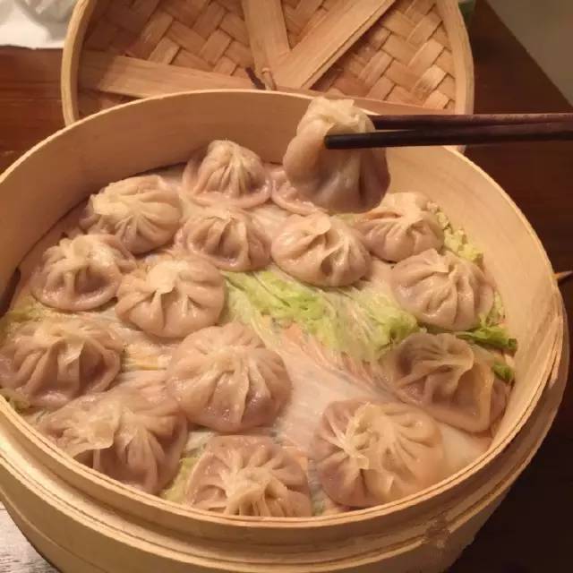 她44岁患癌，央视主持人为她辞职，14岁儿子放弃重点中学陪她，如今痊愈，宛如奇迹