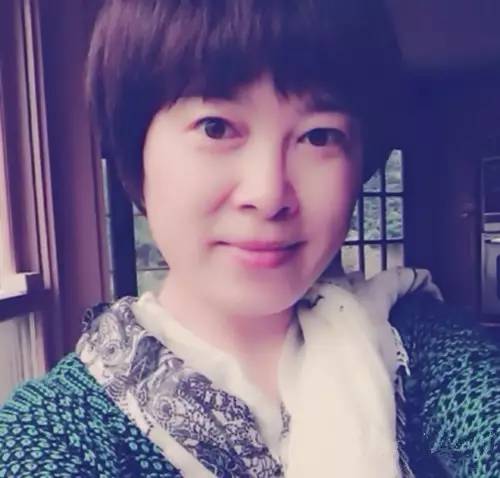 她44岁患癌，央视主持人为她辞职，14岁儿子放弃重点中学陪她，如今痊愈，宛如奇迹