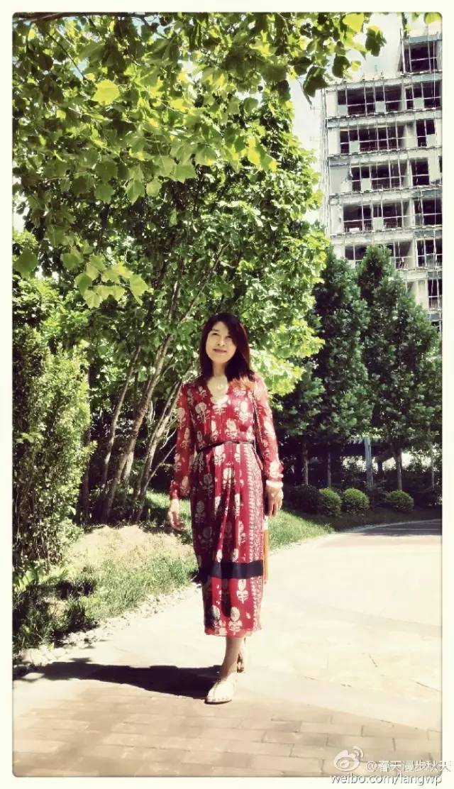 她44岁患癌，央视主持人为她辞职，14岁儿子放弃重点中学陪她，如今痊愈，宛如奇迹