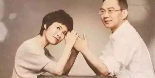 她44岁患癌，央视主持人为她辞职，14岁儿子放弃重点中学陪她，如今痊愈，宛如奇迹