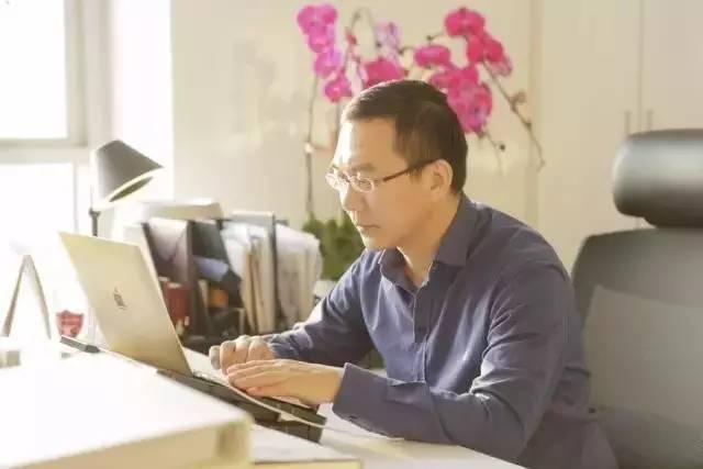 她44岁患癌，央视主持人为她辞职，14岁儿子放弃重点中学陪她，如今痊愈，宛如奇迹
