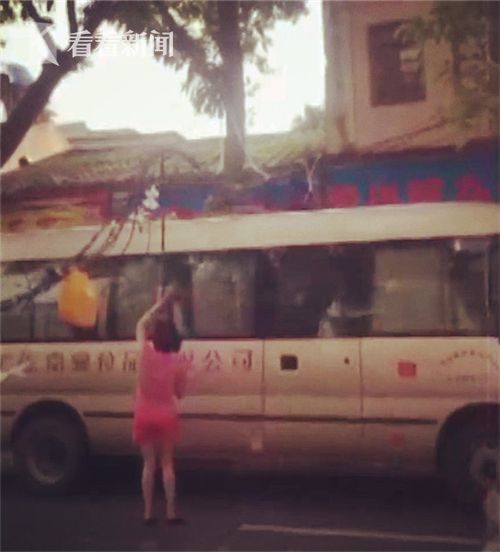 视频|电缆脱落道路受阻 女子用衣叉撑起了一条