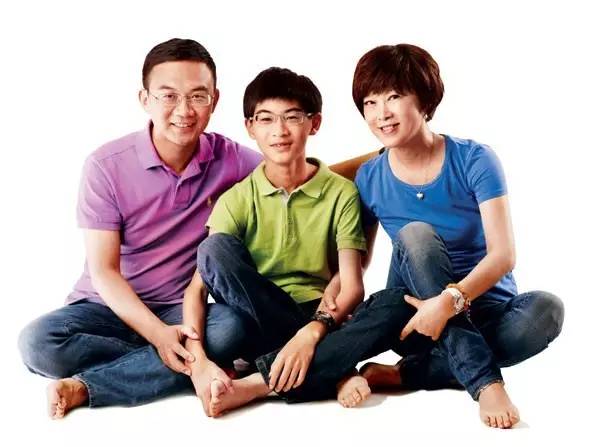 她44岁患癌，央视主持人为她辞职，14岁儿子放弃重点中学陪她，如今痊愈，宛如奇迹