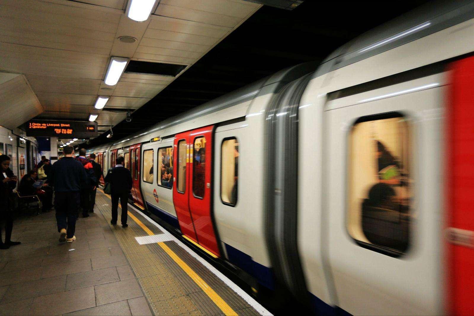 英国地铁爆炸案嫌犯遭逮捕，"伊斯兰国"称是其所为|伦敦|爆炸案|多佛_新浪财经_新浪网