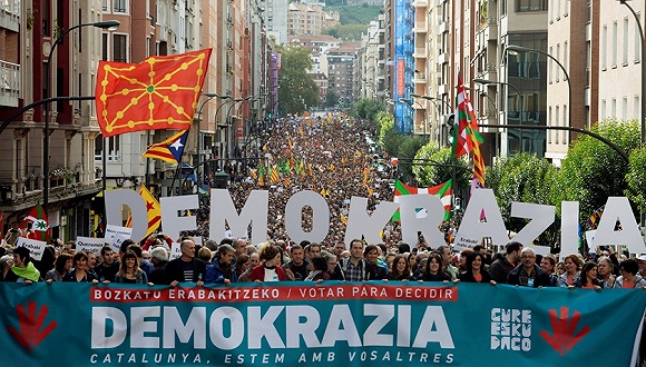 加泰罗尼亚700市长游行支持独立公投 西班牙政