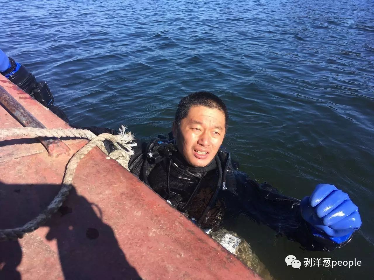 9月6日，徐海燕和孙昊潜水后失踪。图为9月12日，搜救人员张军下水排查疑似点。新京报记者罗芊  摄
