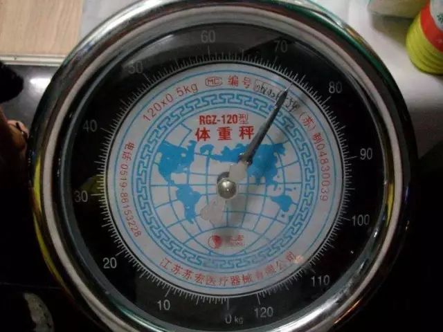 药店门口为什么放体重秤?计算器上为什么粘了