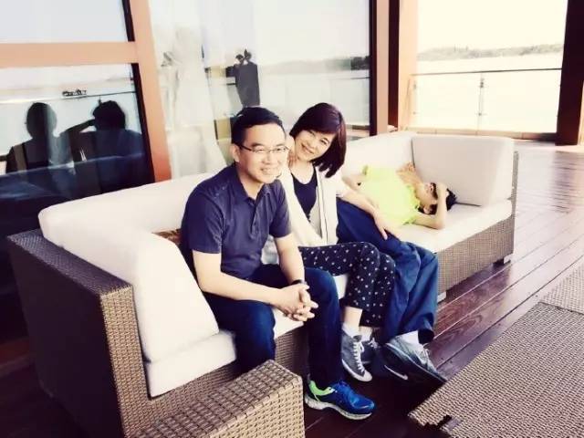 她44岁患癌，央视主持人为她辞职，14岁儿子放弃重点中学陪她，如今痊愈，宛如奇迹