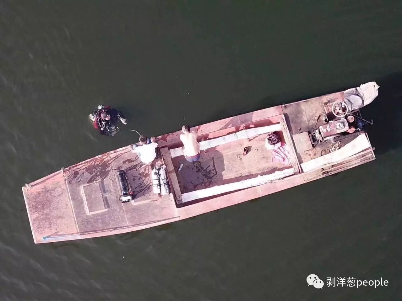 徐海燕用无人机俯拍的船只。新京报记者罗芊 摄