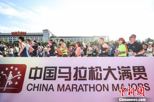 中国马拉松大满贯揭幕战:李子成、何引丽拔头筹