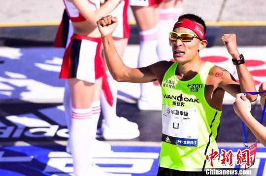中国马拉松大满贯揭幕战:李子成、何引丽拔头