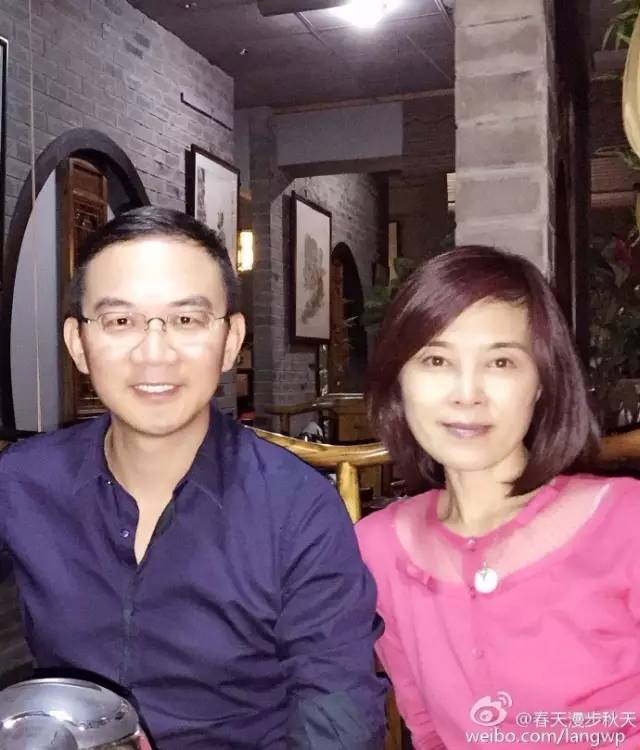 她44岁患癌，央视主持人为她辞职，14岁儿子放弃重点中学陪她，如今痊愈，宛如奇迹