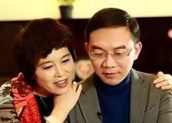 她44岁患癌，央视主持人为她辞职，14岁儿子放弃重点中学陪她，如今痊愈，宛如奇迹