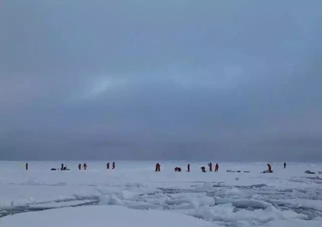 ▲资料图片：科考队在沿途开展冰站作业。