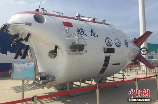 6月23日,“蛟龙”号1:1模子在国家深海基地码头展出。 中新网 图