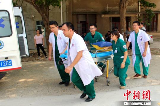 湖南老人突发重病 55分钟转运至长沙上演空中