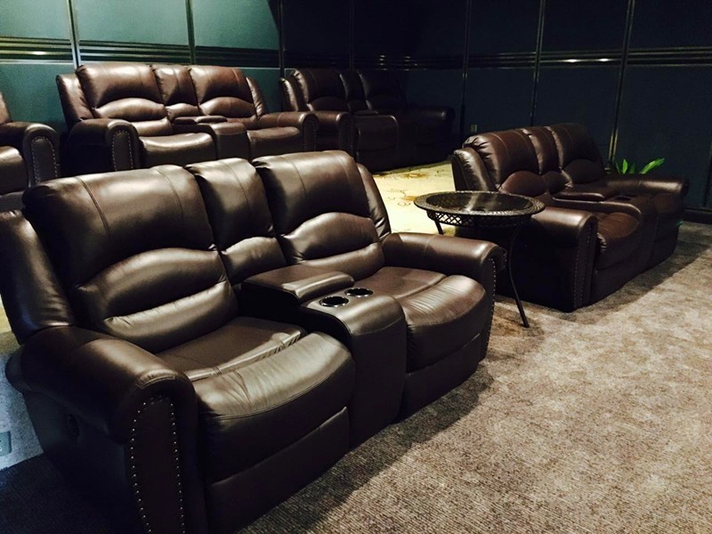 家通宵电影院已经开业24个小时了,战斧牛排、