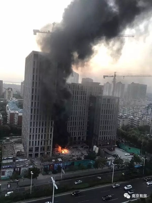 南京一在建楼盘突发大火 现场浓烟滚滚|火灾|大