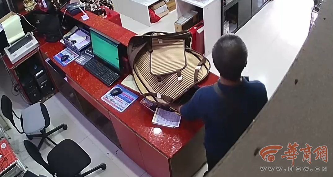 男子假装买东西偷走店员手机 被监控拍个正着
