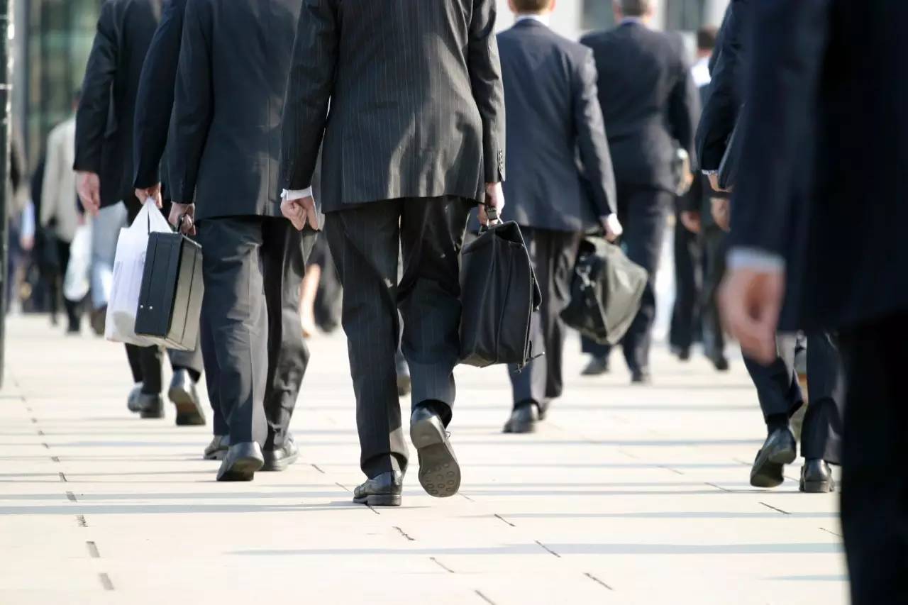 合同上工资多写了个0,他被辞退后要求公司赔2