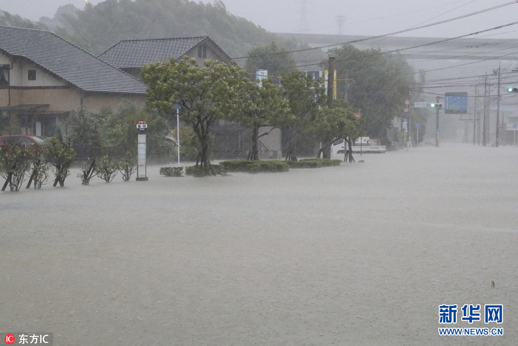台风 泰利 登陆日本带来狂风暴雨 街道一片汪洋