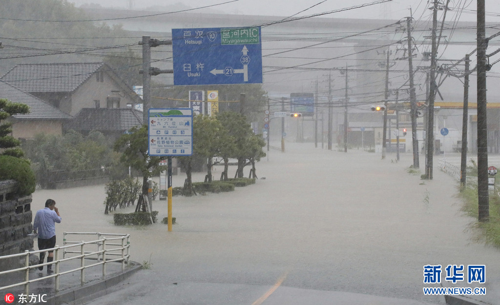 台风 泰利 登陆日本带来狂风暴雨 街道一片汪洋