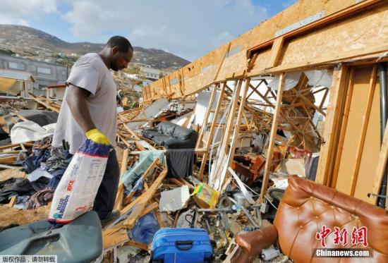 资料图：近日，美属维尔京群岛遭飓风“艾尔玛”过境后，居民返回家中收拾。