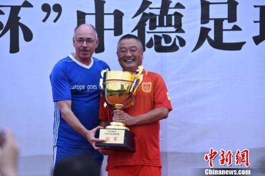 中德足球友谊邀请赛成都开踢|足球|四川大学|钟
