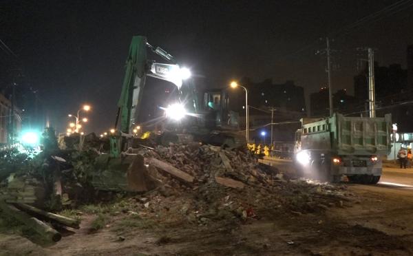 上海“最牛钉子屋”今晨拆除：矗立路中14年，90分钟拆完