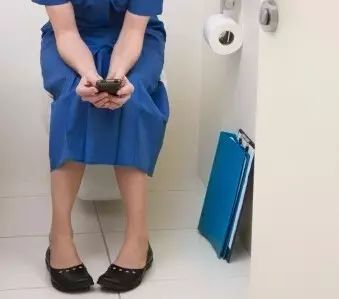 央视财经频道:上厕所玩手机的人注意 你的7个器官正在慢慢受损