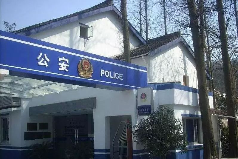 警情通报为什么一定是蓝底白字?警察叔叔的回答亮瞎了