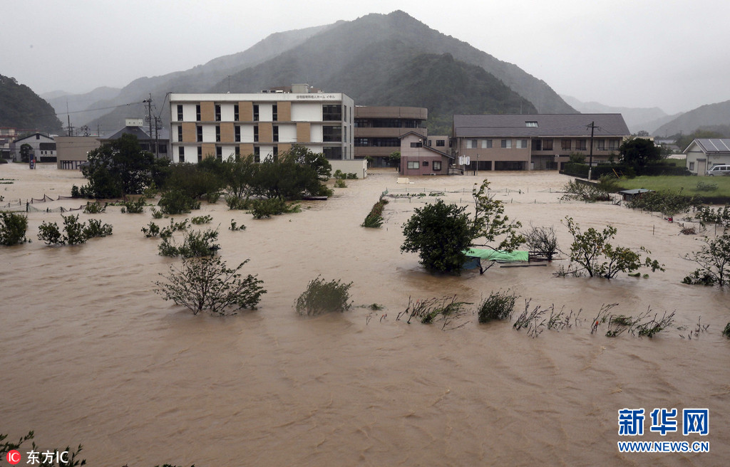 台风 泰利 登陆日本带来狂风暴雨 街道一片汪洋