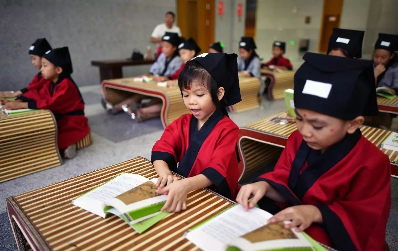 8月22日,孩子们在上国学课。