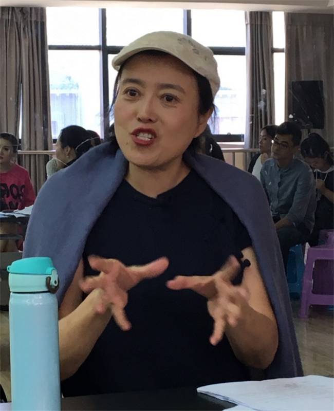 网友地铁偶遇58岁丁嘉丽,满脸沧桑,笑谈演员只是一份