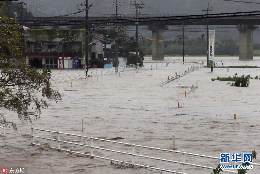 台风 泰利 登陆日本带来狂风暴雨 街道一片汪洋