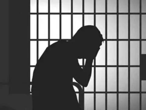 他用醋泡手机,把名表砸碎,原来背后藏着一个巨