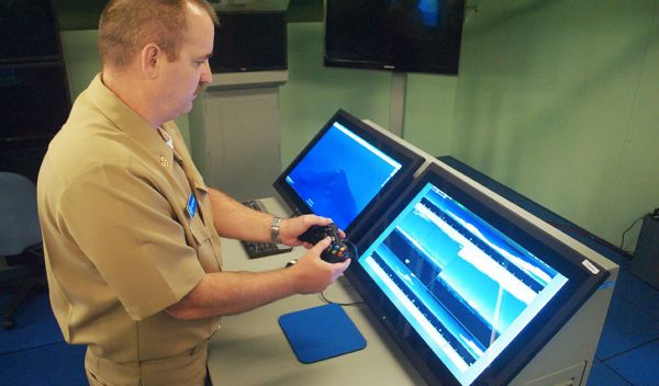 美国海军人员正在测试Xbox控制器。