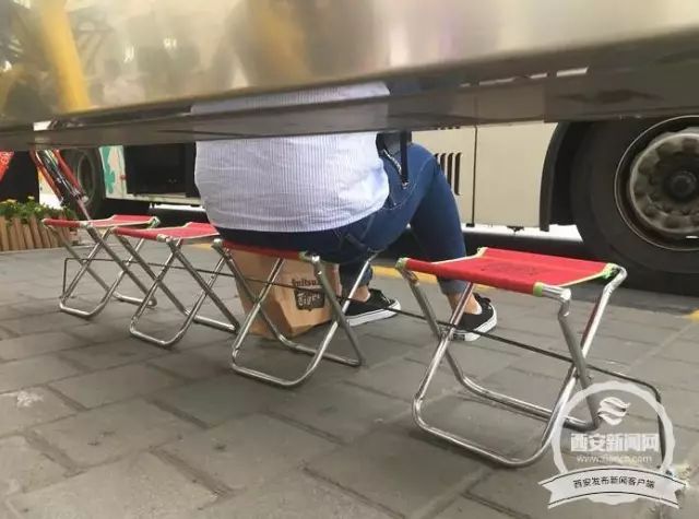 城事 | 共享马扎亮相西安,等车累了能休息 你怎