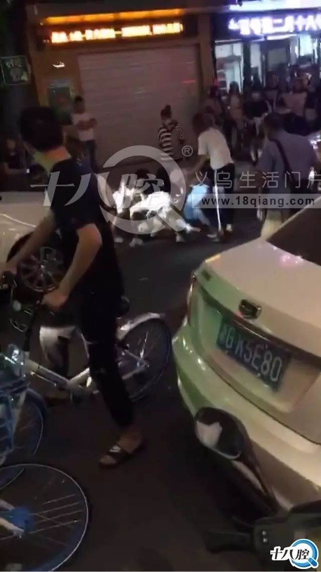 凌晨3点义驾山一名女子被多人围殴，衣服都被扒光！