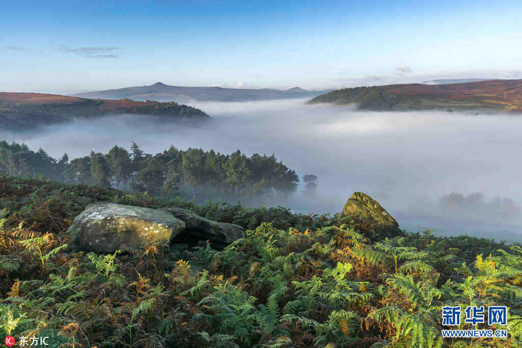 摄影师实拍英国峰区国家公园风光 云雾缭绕美