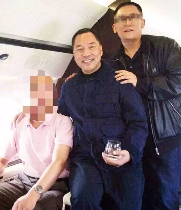 ▲郭文贵(左二)。图片来自网络