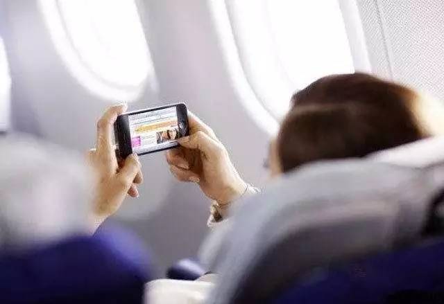 中国解封禁令!马上我们就可以在飞机上玩手机