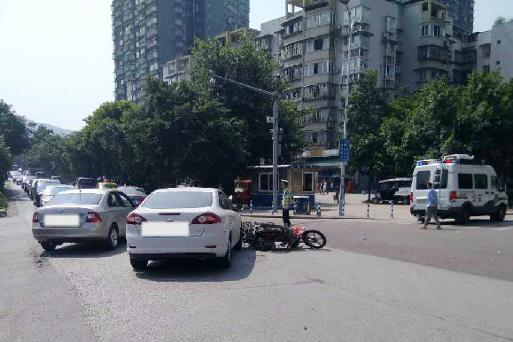 (石少华)9月16日上午,北碚区天府丽正路口发生一起两车追尾交通事故