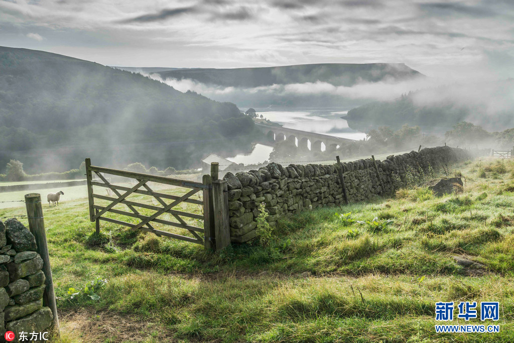 摄影师实拍英国峰区国家公园风光 云雾缭绕美