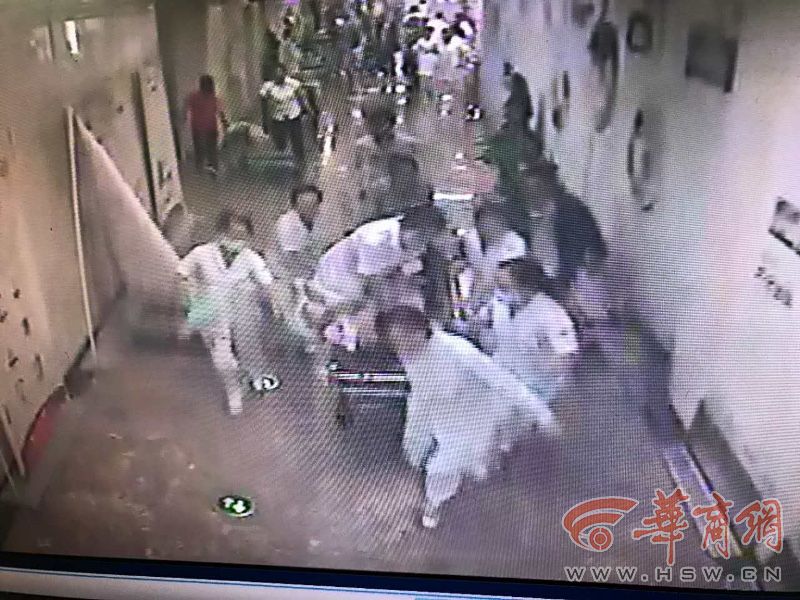 患者在卫生间大吐血 交大一附院护士奋力急救