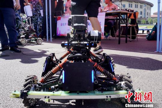 山西省大学社团大聚会 学生制作机器人积极创